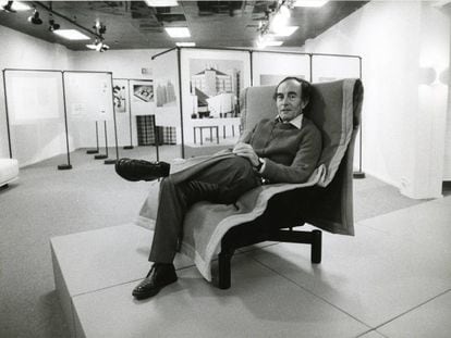 El maestro del diseño industrial Vico Magistretti, sentado en el sillón Sinbad para Cassina.
