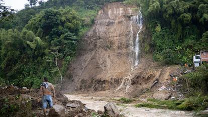 Un hombre frente al lugar de un deslizamiento en Pereira (Colombia), en febrero de 2022.
