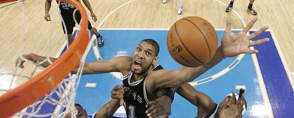 El jugador de los Spurs, Tim Duncan, lucha por hacerse con un rebote