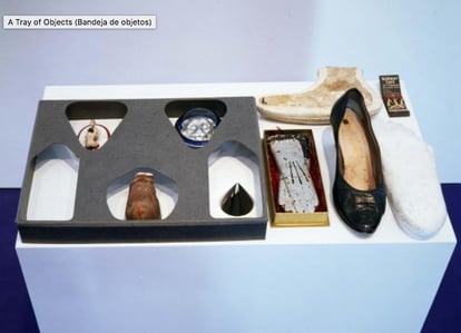 'Bandeja de objetos' de Dalí, 1936. Una plantilla de cartón, un zapato de mujer, un vaciado en yeso de un pie, unos guantes de chocolate envueltos en papel de plata, una figurilla erótica explícita, una caja de cerillas y otros elementos. 