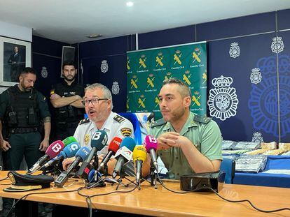 El capitán Eduardo Herrero, jefe de la Policía Judicial de Guardia Civil, y el inspector jefe Gerardo Pérez, jefe de la Brigada de Policía Judicial de la Policía Nacional, en la rueda de prensa en Palma, este viernes.