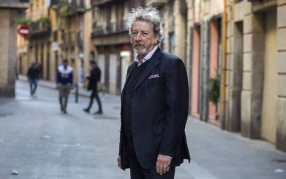 Robert Guédiguian en el Raval de Barcelona, junto a la Filmoteca de Cataluña, el pasado 11 de noviembre.