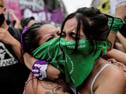 Dos mujeres en Buenos Aires celebran la legalización del aborto en noviembre de 2022.