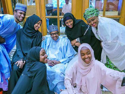 Foto difundida por la oficina de Muhammadu Buhari, prresidente de Nigeria, de él mismo haciéndose un 'selfie' con varias mujeres de su familia después de las oraciones por la fiesta religiosa del Eid al-Fitr en su residencia de Abuya, Nigeria, el 24 de mayo de 2020.