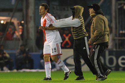 Hinchas de River empujan a  su jugador Román.