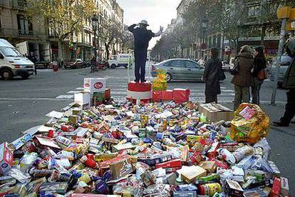 Recogida de alimentos para ancianos necesitados en Barcelona, en diciembre de 2004.