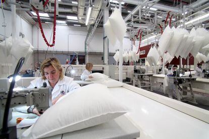 Dones treballant en una planta tèxtil.