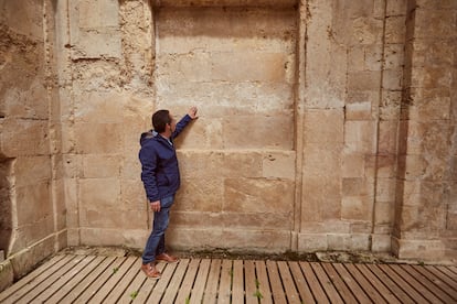 Línea que marcaba la altura de los escombros acumulados, que hace 10 años, cuando comenzó la restauración, alcanzaban medio claustro.