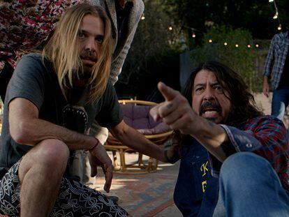 Taylor Hawkins y Dave Grohl, en una escena de 'Studio 666'.