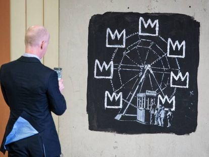 Una de las obras de Banksy ante la exposici&oacute;n de Basquiat en Londres. 