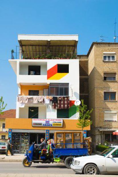 Edificio coloreado en una calle de Tirana.