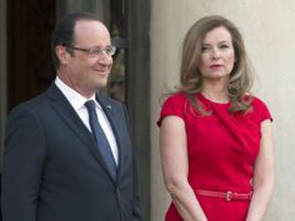 Imagen de archivo del presidente de Francia, Francois Hollande, junto a Valerie Trierweiler en Par&iacute;s. EFE/EPA/IAN LANGSDON