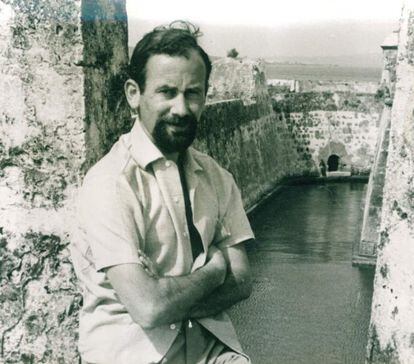 José Manuel Caballero Bonald, fotografiado por su esposa, Pepa Ramis, en Cartagena de Indias (Colombia), en 1960.


