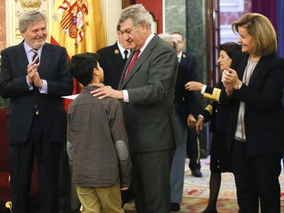 Méndez de Vigo (i) en los premios "Una Constitución para todos". el 11 de enero.