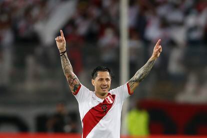 Gianluca Lapadula, de Perú, celebra luego de anotar frente a Paraguay, en el estadio Nacional, en Lima.