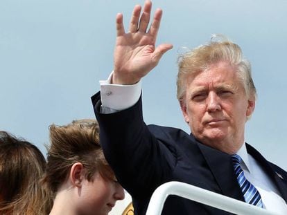 Donald Trump de viaje hacia su club de golf en Nueva Jersey