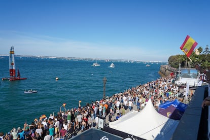 El público jalea al barco español desde el paseo de Santa Bárbara, de Cádiz.