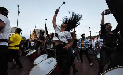Una mujer baila durante las protestas en Bogotá contra el presidente Iván Duque el pasado 28 de noviembre.