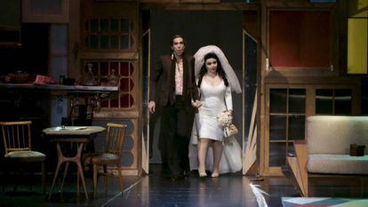 Mario y Alaska en la obra de teatro 'El amor sigue en el aire' que aparece en el programa.