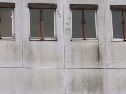 Ventanas apuntalas en el hospital Meixoeiro