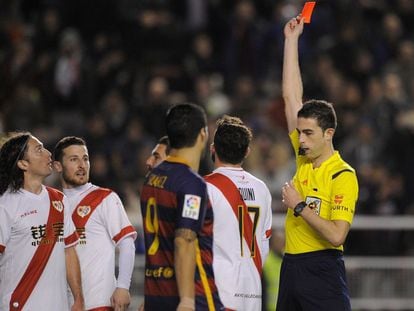 El jugador del Rayo Iturra (i) expulsado tras un penalti al Barcelona.