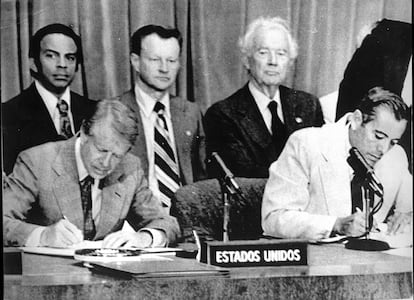 Jimmy Carter, presidente de Estados Unidos (izquierda), y el general Omar Torrijos, de Panamá, firman, en septiembre de 1977, el tratado para la devolución del canal interoceánico al país centroamericano.