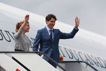 "Saludos México! Sophie y yo nos sentimos honrados por su cálida bienvenida! Felices en nuestra visita a esta gran ciudad", ha expresado el primer ministro canadiense, Justin Trudeau, en su cuenta de Twitter en su llegada a México.