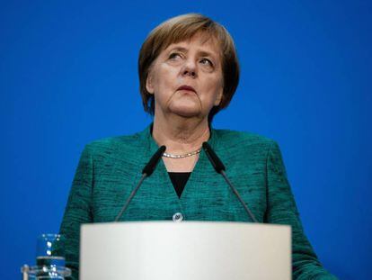 La canciller alemana, Angela Merkel, durante una rueda de prensa tras la ronda de negociaciones celebrada en la sede de la CDU, en Berl&iacute;n, Alemania, el 7 de febrero de 2018. 