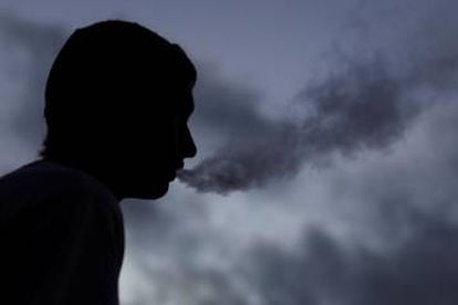 Un hombre fumando un cigarrillo electrónico Suorin Drop.