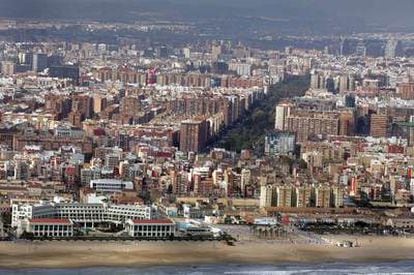 Vista aérea de la avenida de Blasco Ibáñez y de la zona de casas de El Cabanyal a derribar para prolongarla hasta el mar.