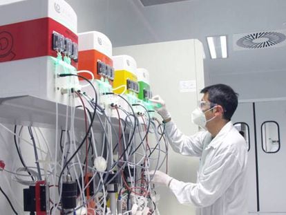 Técnico de Hipra trabajando con bioreactores.
 
