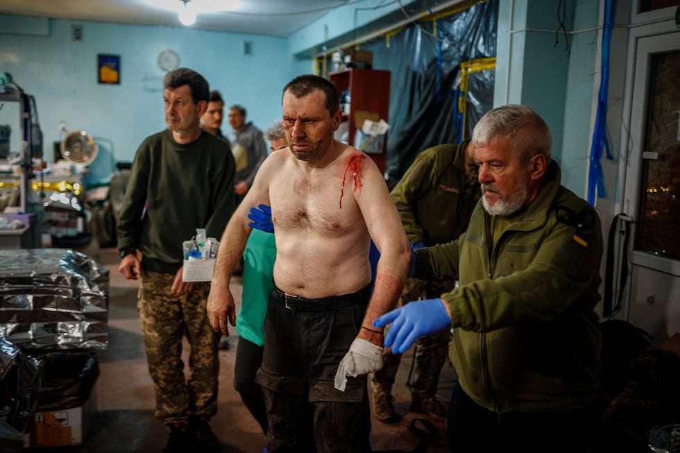 Varios médicos atienden a un militar ucranio herido cerca de Bajmut, en la región de Donetsk, en el este de Ucrania, el jueves. 