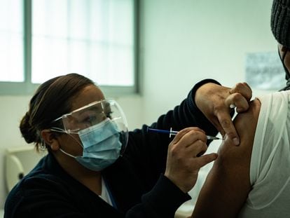 Una trabajadora sanitaria vacuna a un paciente contra la covid en Ciudad de México, el 15 de febrero.