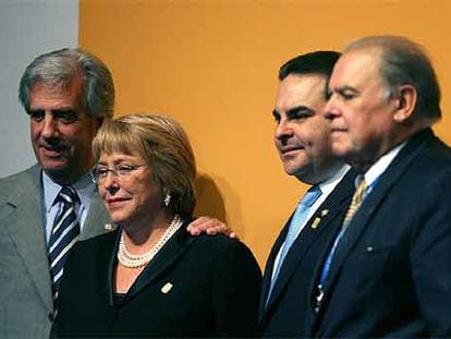 Desde la izquierda, los presidentes de Uruguay, Tabaré Vázquez; de Chile, Michelle Bachelet, y de El Salvador, Elías Antonio Saca, junto al secretario general Iberoamericano, Enrique Iglesias, al término de la cumbre de Montevideo.