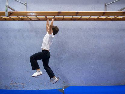 Un ni&ntilde;o hace deporte en un gimnasio de Barcelona.