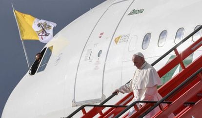 El Papa Francisco baja del avi&oacute;n a su llegada a Colombia.