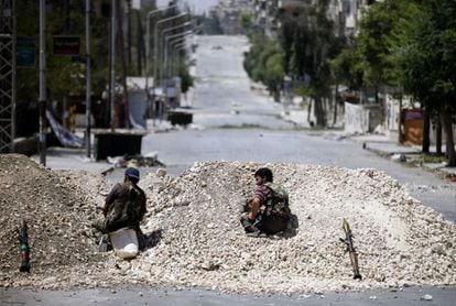 Barricada montada por los combatientes del Ejército Libre de Siria, en una calle de Alepo.