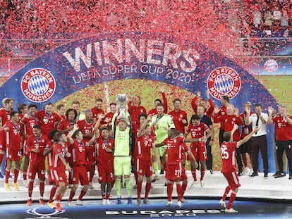 El capitán del Bayern, Manuel Neuer, levanta la Supercopa de Europa en el Puskas Arena de Budapest tras vencer al Sevilla en la prórroga.