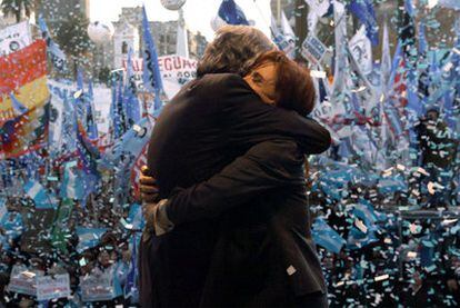 Néstor Kirchner abraza a su esposa, Cristina Fernández, durante una manifestación de apoyo al Gobierno en la pugna con los agricultores celebrada en Buenos Aires en 2008.