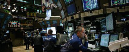 Inversores operan en Wall Street.