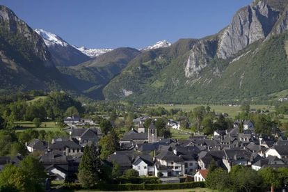 El valle de Aspe se mantiene ajeno al siglo XXI. El más occidental de los valles pirenaicos franceses ha sido una importante vía de comunicación desde que transitaran por él las legiones de Julio César. Durante la Edad Media se convirtió en una de las principales rutas de los peregrinos del Camino de Santiago y actualmente cuenta con unos 3.000 habitantes en los 13 pueblos que salpican el valle, uno de los confines más apartados del Pirineo francés. Desde la pequeña localidad de Oloron-Ste-Marie, en el extremo septentrional, la carretera sigue el curso del río Aspe durante 50 kilómetros hasta llegar a la frontera, pasando antes por los pueblos de Sarrance, Bedous, Accous, Cette-Eygun y Etsaut.