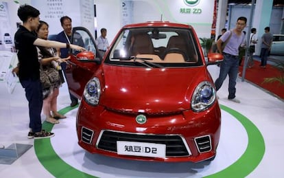 Visitantes ante un coche el&eacute;ctrico en la feria de Pek&iacute;n.