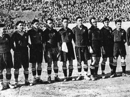 La alineación del Barça de aquella final de Copa de 1920 ante el Athletic. De izquierda a derecha, Zamora, Planas, Surroca, Sagi B., Samitier, Alcántara, Galicia, Martínez, Torralba, Piera, Sancho y Jack Greenwell, el entrenador.