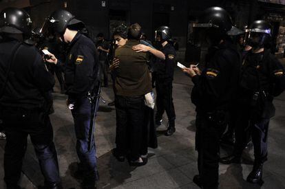 'Resistencia pacífica', finalista. Dos jóvenes se abrazan mientras a su alrededor varios agentes identifican a los manifestantes de una protesta.