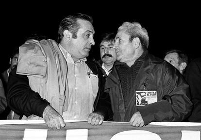 Marcelino Camacho (a la izquierda), secretario general del CC OO, y Nicolás Redondo, secretario general de UGT, encabezaban una manifestación contra el desempleo, en la calle de Bravo Murillo de Madrid, en 1979.