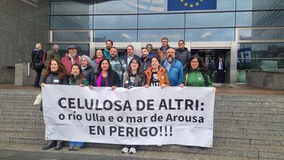 Miembros de Ulloa Viva este martes en Bruselas con la eurodiputada Ana Miranda, tercera por la izquierda en la primera fila, en una foto cedida.