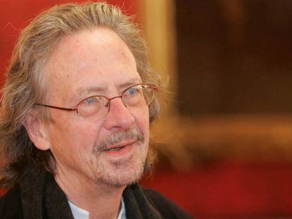 Peter Handke, durante una recepción con ocasión de su 65 cumpleaños en la oficina presidencial de Viena en diciembre de 2007. En vídeo, entrevista con Handke.