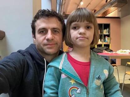 Nina Supervielle con su padre, Luciano.