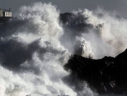 Fuertes olas en La Magdalena donde están en alerta naranja por el fuerte temporal.