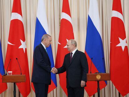 Los presidentes de Turquía, Recep Tayyip Erdogan, y de Rusia, Vladímir Putin, tras la rueda de prensa de ambos celebrada este lunes en la localidad rusa de Sochi.
